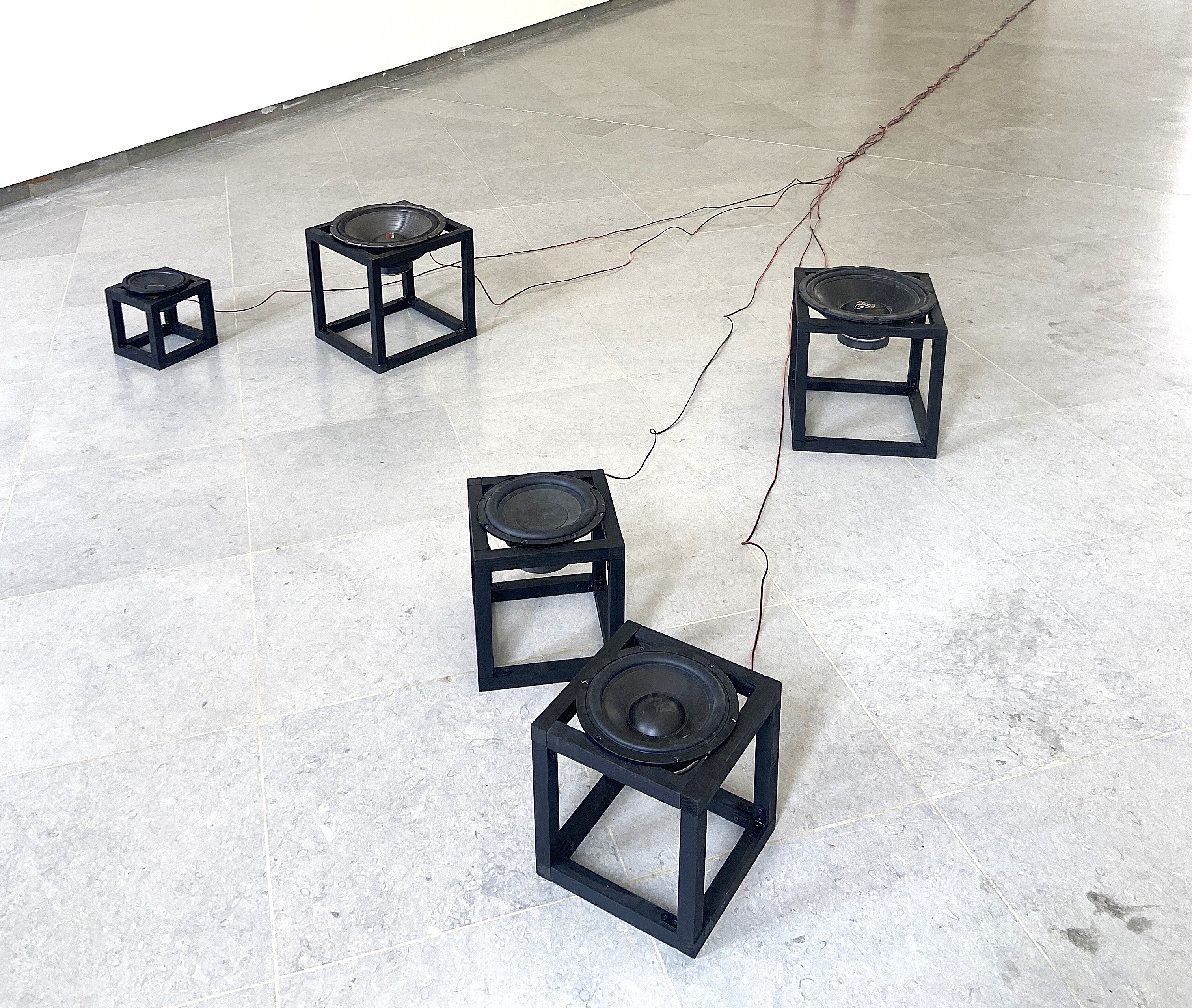 Basses poussières, installation sonore composée de caissons et de câbles