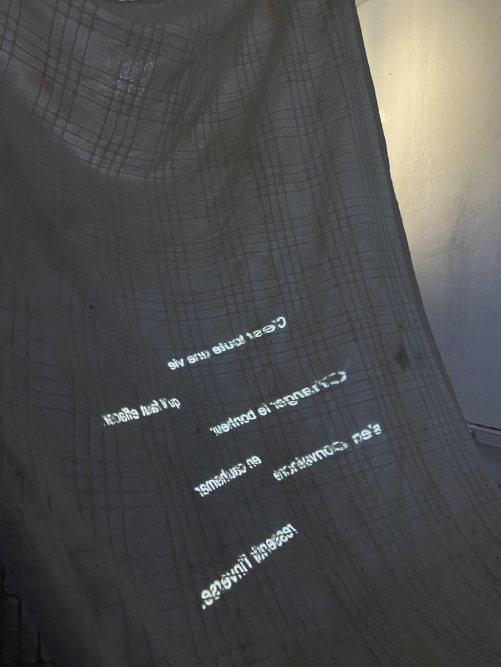 Bed Sheet, projection sur un dessus de lit suspendu