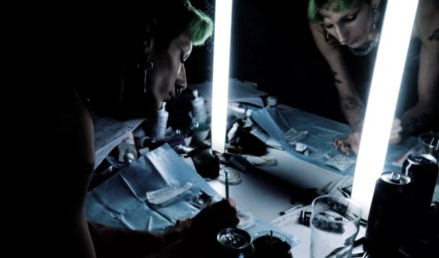 OESTRO JUNKIE — Roma devant un miroir éclairé